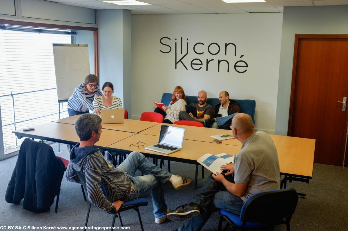 Une partie de l'équipe de Silicon Kerné préparant l'ouverture de la cantine numérique de Quimper (2013)