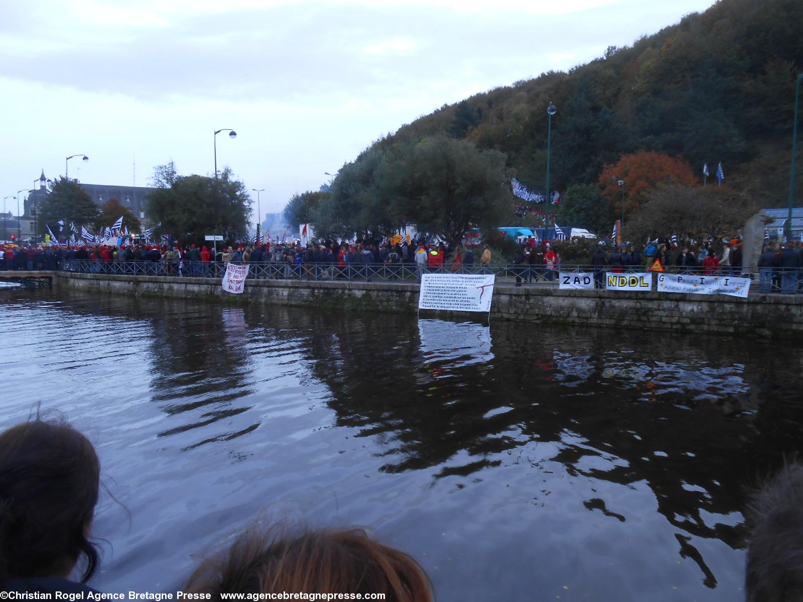 La manifestation pour l'emploi en Bretagne s'étalait de l'autre côté de la rivière et bien au-delà. Quimper 2/11/13.