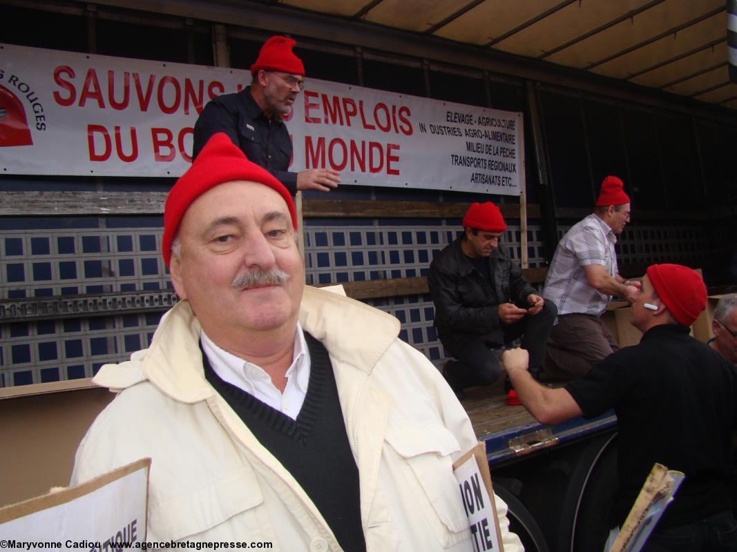 Jean-François Le Bihan, président de Bretagne Réunie, vient de faire l’acquisition d’un bonnet rouge. Bonnets Rouges Quimper 2 nov. 2013.