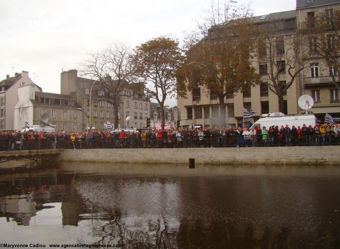 La foule sur les quais de l’Odet pendant les discours. Bonnets Rouges Quimper 2 nov. 2013.