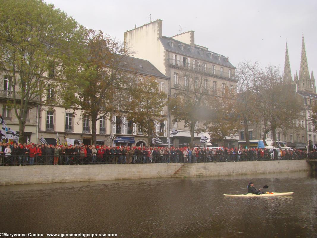 La foule sur les quais de l’Odet pendant les discours. Bonnets Rouges Quimper 2 nov. 2013.