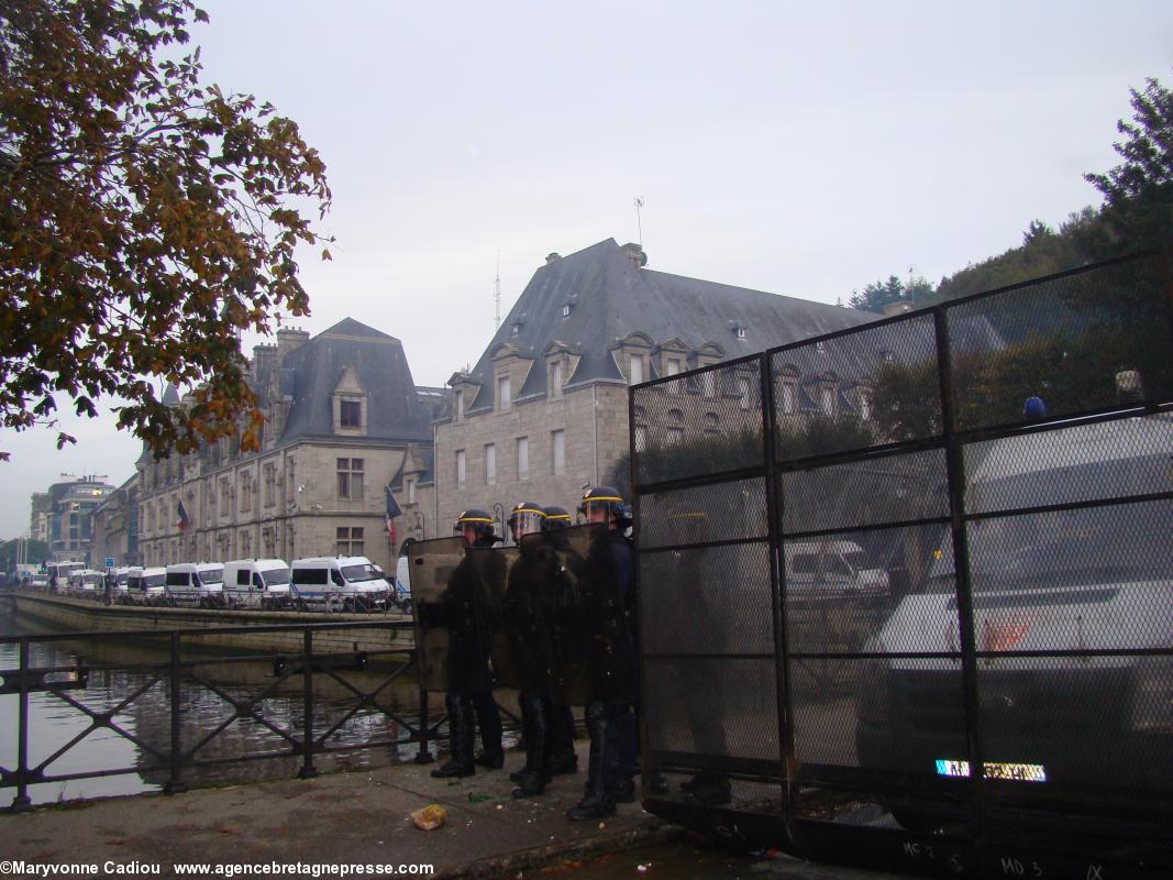 17 h 09. La défense des CRS a été renforcée sur le pont près de la préfecture vers la place (3 photos).