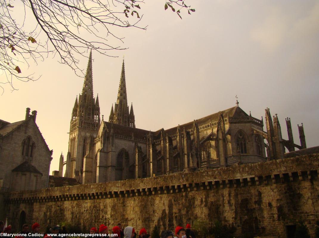 Pour finir sur une belle image. La cathédrale de Kemper, qui en a vu d’autres et en verra d’autres, profite d’une lueur de couchant vers 17 h. Bonnets Rouges Quimper 2 nov. 2013.