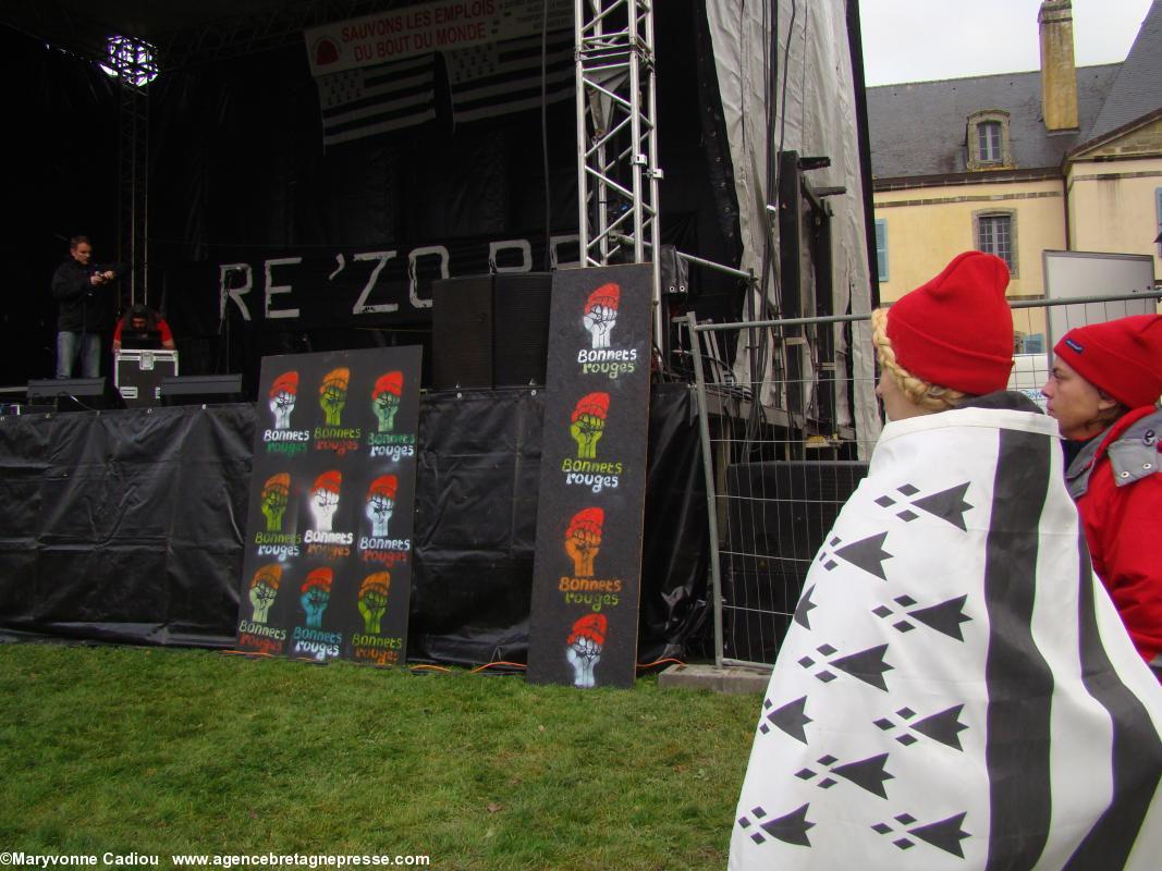 Devant la scène les artistes du pochoir ont exposé leurs oeuvres. Bonnets Rouges, Karaez 30 nov. 2013.