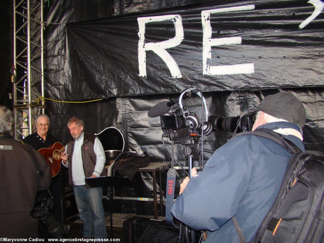 Gilles Servat et son guitariste Patrick Audouin photographiés par le directeur d'ABP. Bonnets Rouges, Karaez 30 nov. 2013.