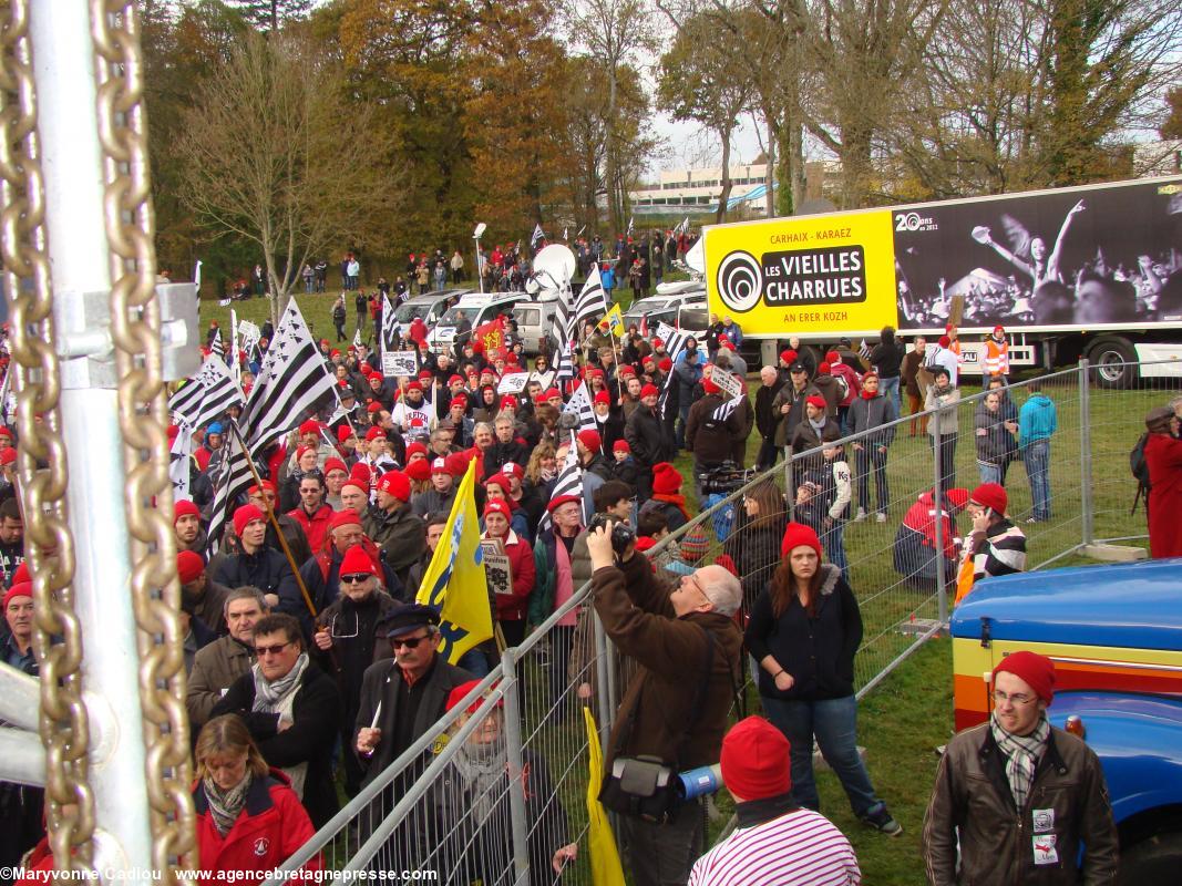 Vue de la scène, encore plus à droite, pendant le discours de Christain Troadec. Bonnets Rouges, Karaez 30 nov. 2013.