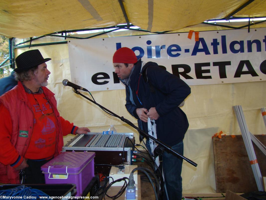 Pierre Glotin (comité local Sillon de Bretagne, en 44) sonorisait les stands d'associations. Ici avec Thierry Jolivet (comité local Vannes). Bonnets Rouges, Karaez 30 nov. 2013.