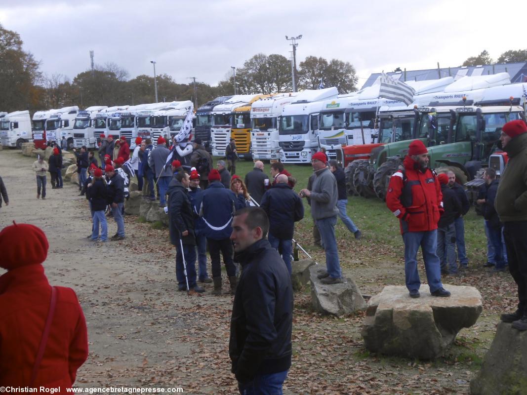 Tracteurs devant le lieu du rassemblement de Carhaix (30/11/13)