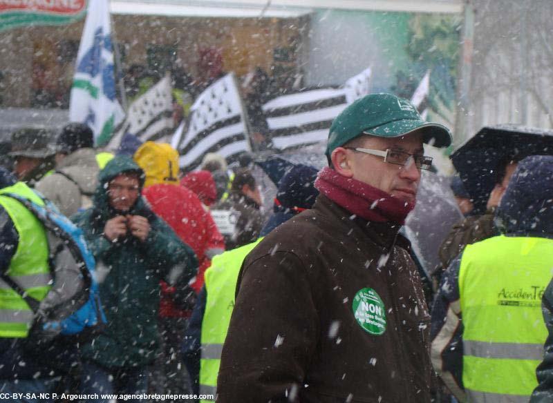 Manifestation sous la neige au péage de la A 11, à La Gravelle, aux portes de Bretagne, contre l’écotaxe, alors appelée taxe Borloo, le 4 février 2009.