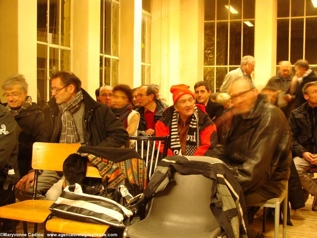 Réunion de création du comité nantais des Bonnets rouges à Nantes le 10 décembre 2013. Avant le début de la réunion...
