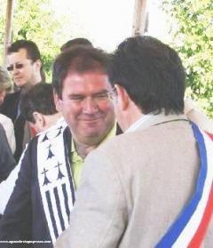 Christian Troadec conversant avec l'actuel député PS de Carhaix, Richard Ferrand, en 2008