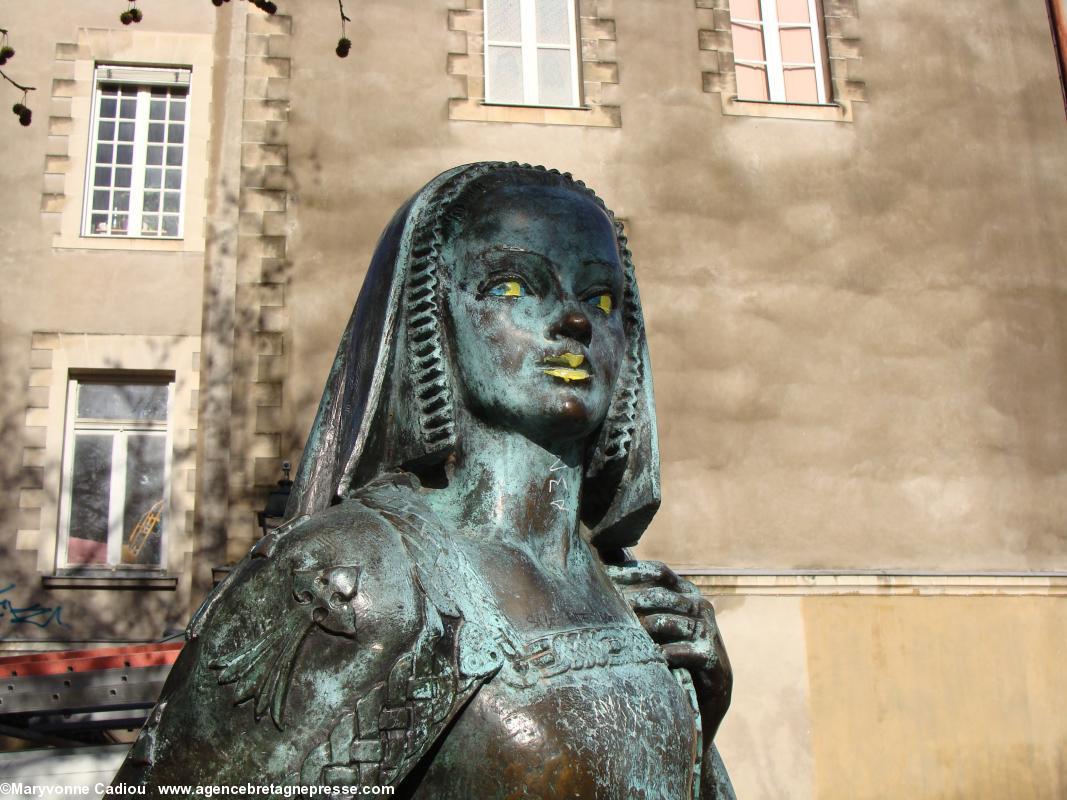 Anne de Bretagne. Statue de Jean Fréour <i>maquillée</i>. 7 janvier 2014.