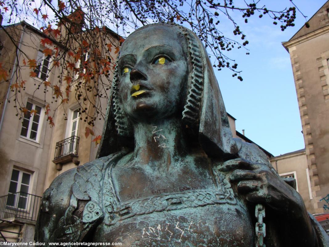 Anne de Bretagne. Gros plan sur la statue de Jean Fréour, taguée et <i>maquillée</i>. 7 janvier 2014.