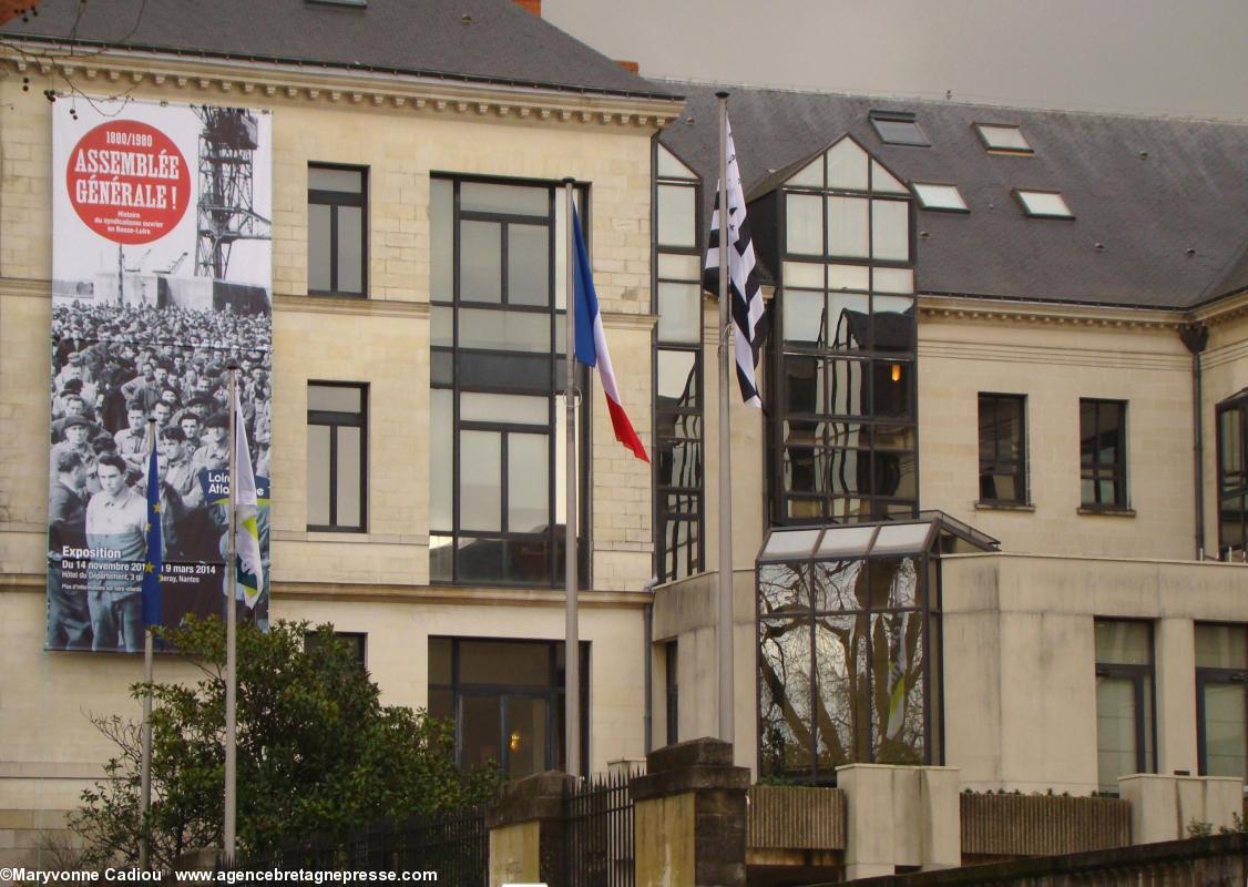 Histoire du syndicalisme ouvrier en Basse-Loire. Exposition à l'Hôtel du Département. Grande affiche extérieure avec le <i>gwenn ha du</i>.