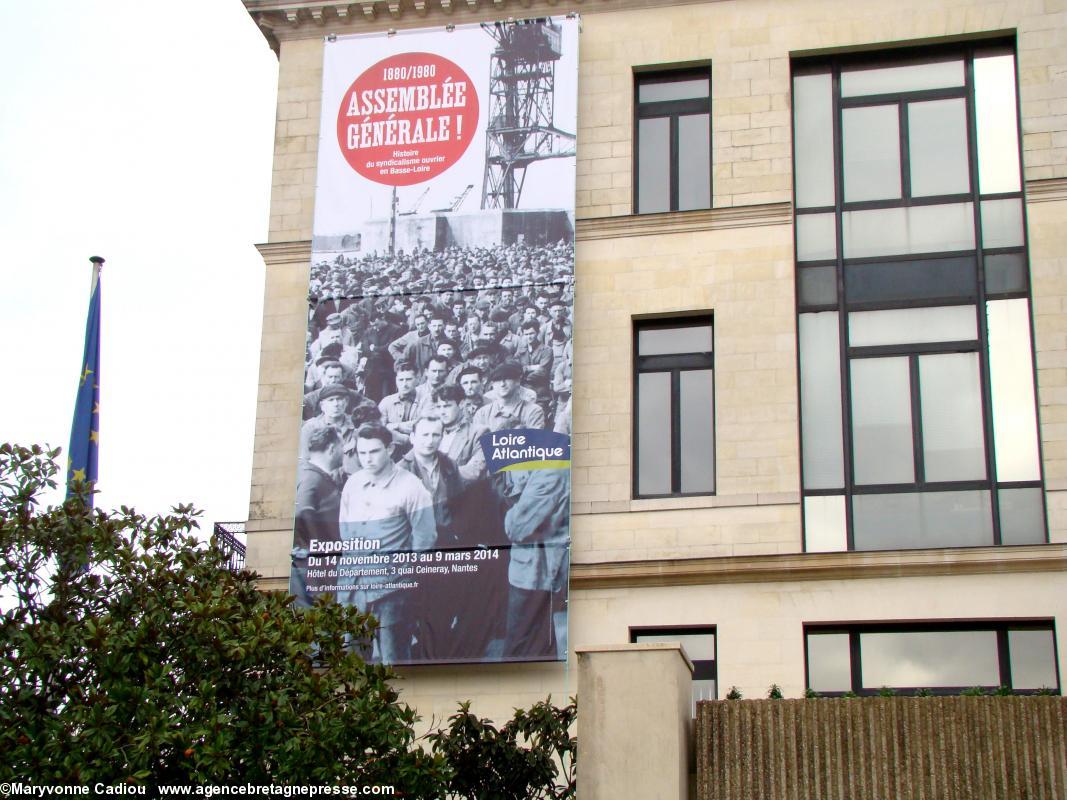 Histoire du syndicalisme ouvrier en Basse-Loire. Exposition à l'Hôtel du Département. Grande affiche extérieure.