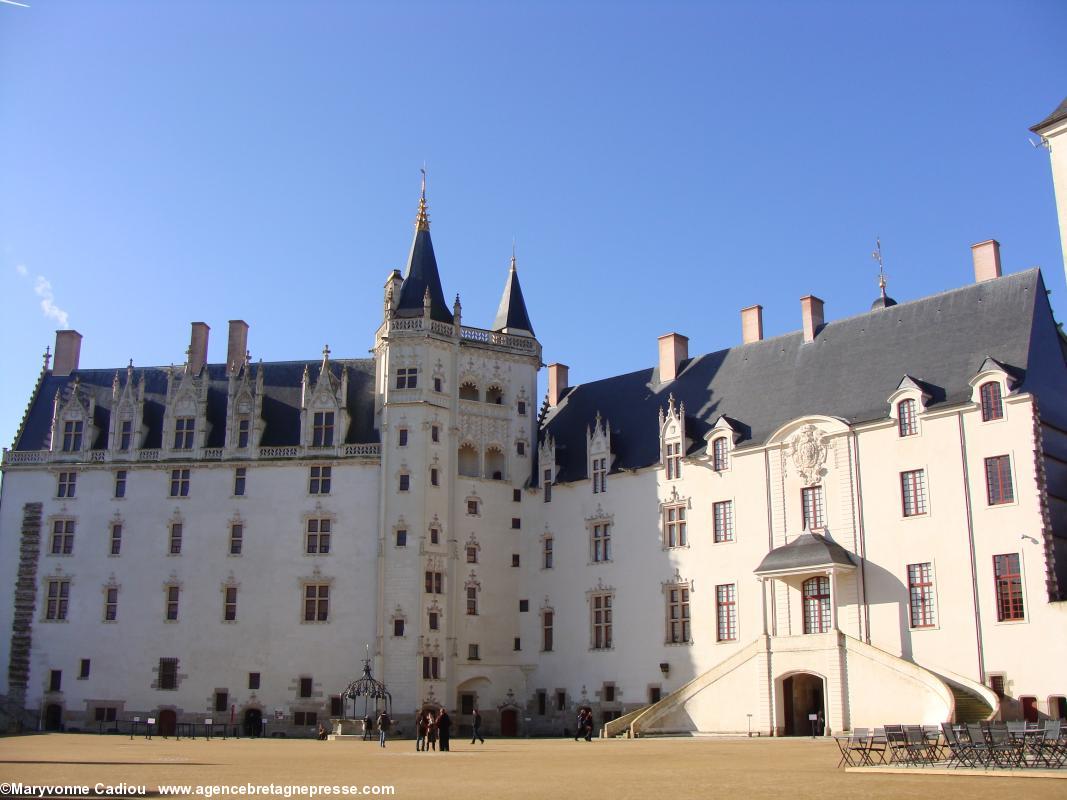 La cour du château des ducs de Bretagne à Nantes avant l'introduction des arbres en caisses (ph. février 2008).