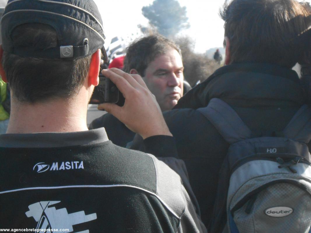 Christian Troadec, interviewé par la télévision, lors de la manifestation des Bonnets rouges devant le portique écotaxe de Brec'h (56), le 15-02-14