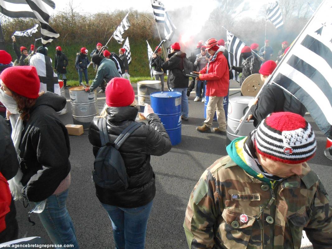 Manifestation des Bonnets rouges à Brec'h, le 15-02-14 : des fûts sont apportés pour jouer de spercussions