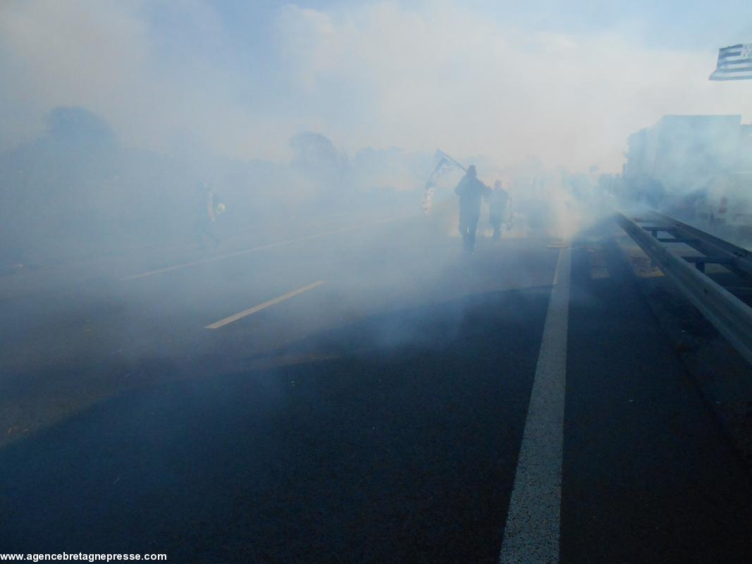 Nuage de gaz lacrymogène sur des Bonnets rouges devant le portique écotaxe de Brec'h, le 15-02-14