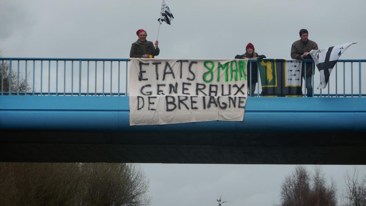 Membres du collectif sur le pont de Pompas