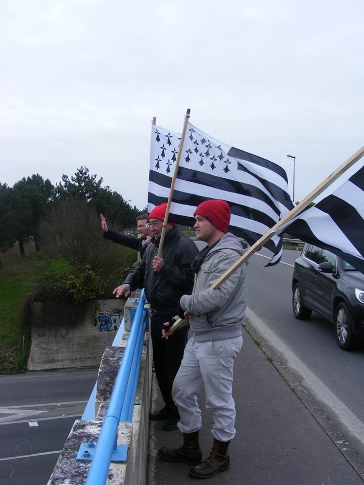 Membre du comité du pays de Guérande sur le pont d'Escoublac