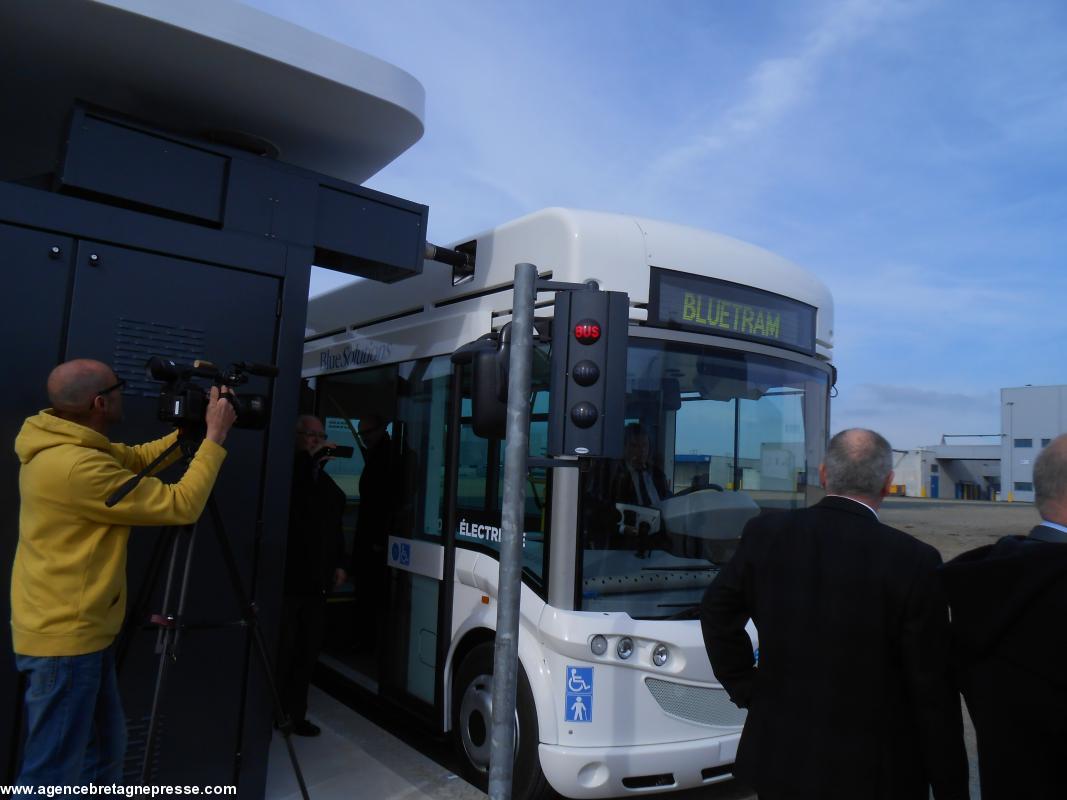 Vincent Bolloré annonce 100 nouveaux emplois, des bus et des trams électriques produits en Bretagn