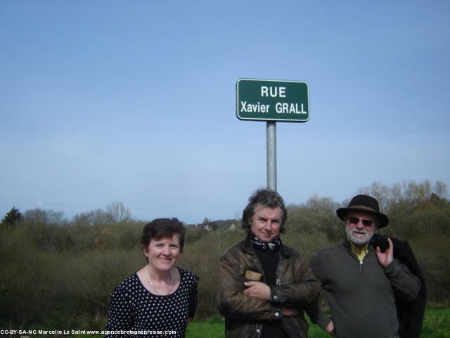 Trois lauréats du Prix Xavier-Grall dans la rue Xavier-Grall à Daoulas