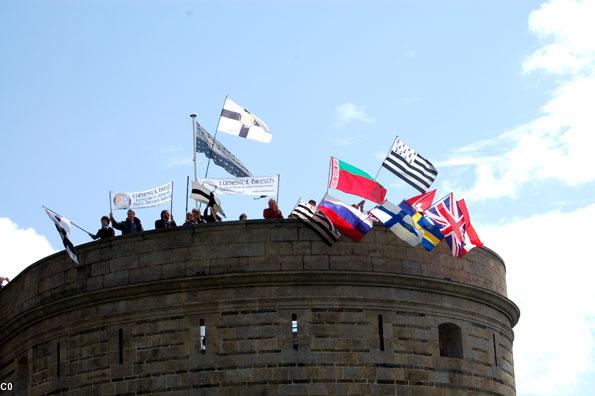 Déploiement symbolique d'un mur de drapeaux bretons et européens