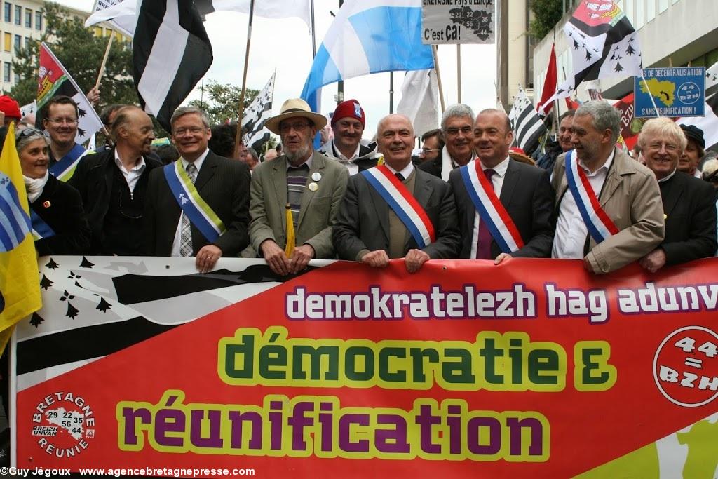 Tête de la manifestation pour la réunification Nantes 19-04-14