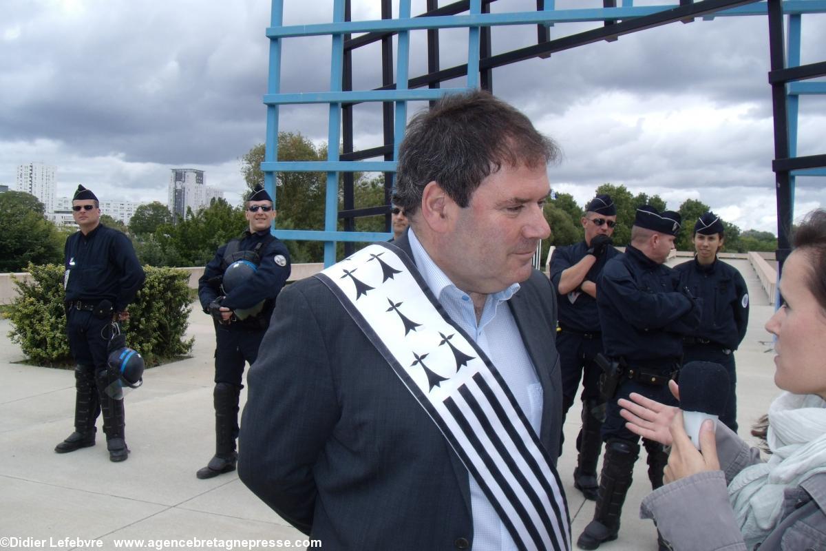 13 mai 2014 - Rassemblement devant le Conseil régional des PdL. Christian Troadec. 13 mai 2014 - Rassemblement devant le Conseil régional des PdL. Christian Troadec.