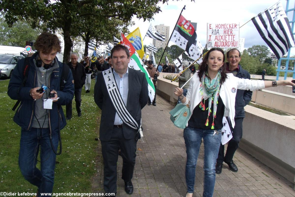 13 mai 2014 - Rassemblement devant le Conseil régional des PdL. 13 mai 2014 - Rassemblement devant le Conseil régional des PdL.