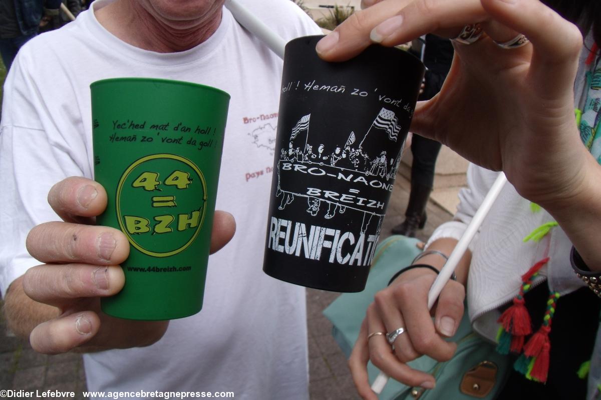 13 mai 2014 - Rassemblement devant le Conseil régional des PdL. Les fameux gobelets de 44=Breizh. 13 mai 2014 - Rassemblement devant le Conseil régional des PdL. Les fameux gobelets de 44=Breizh.