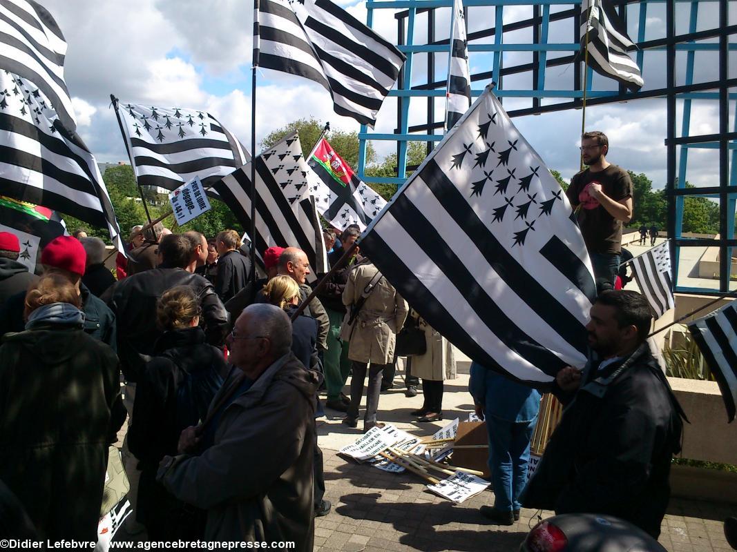 13 mai 2014 - Rassemblement devant le Conseil régional des PdL. 13 mai 2014 - Rassemblement devant le Conseil régional des PdL.
