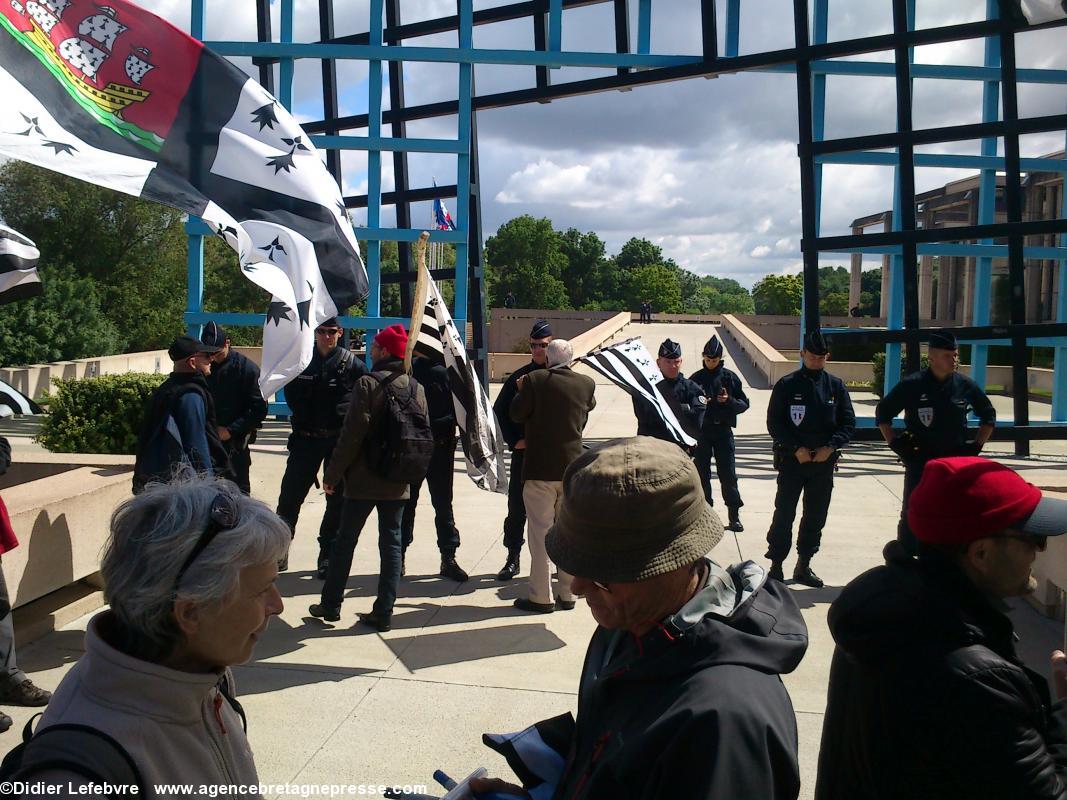 13 mai 2014 - Rassemblement devant le Conseil régional des PdL. La police est calme. 13 mai 2014 - Rassemblement devant le Conseil régional des PdL. La police est calme.