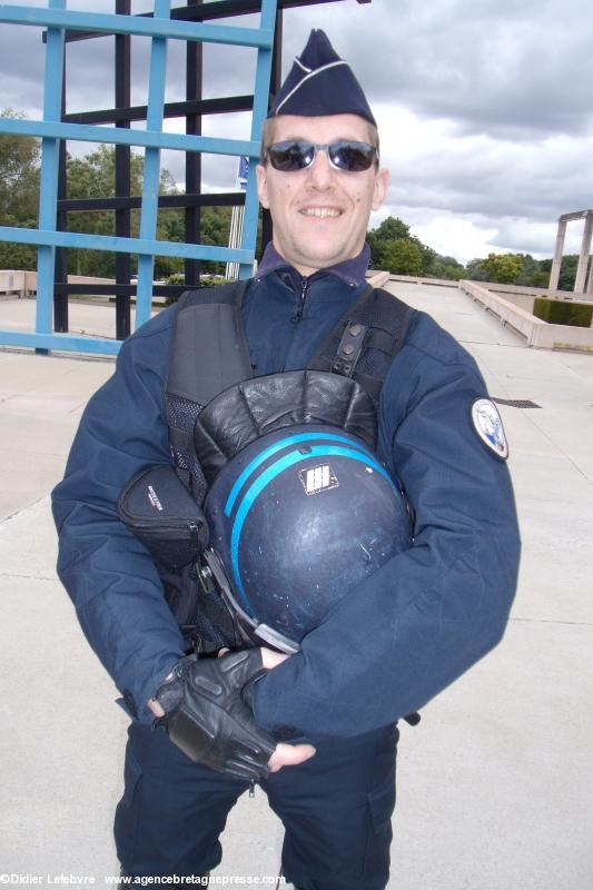 13 mai 2014 - Rassemblement devant le Conseil régional des PdL. La police est souriante. 13 mai 2014 - Rassemblement devant le Conseil régional des PdL. La police est souriante.