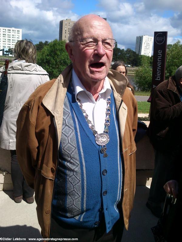 13 mai 2014. Rassemblement devant le Conseil régional des PdL. Yves Lainé, herminé par l'Institut culturel de Bretagne http://icb.culture-bretagne.org/fr/ordre-hermine/index.php 13 mai 2014. Rassemblement devant le Conseil régional des PdL. Yves Lainé, herminé par l'Institut culturel de Bretagne http://icb.culture-bretagne.org/fr/ordre-hermine/index.php