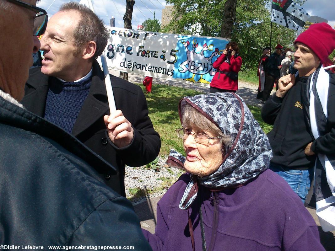 13 mai 2014 - Rassemblement devant le Conseil régional des PdL. Tous les âges, dans ce rassemblement. 13 mai 2014 - Rassemblement devant le Conseil régional des PdL. Tous les âges, dans ce rassemblement.