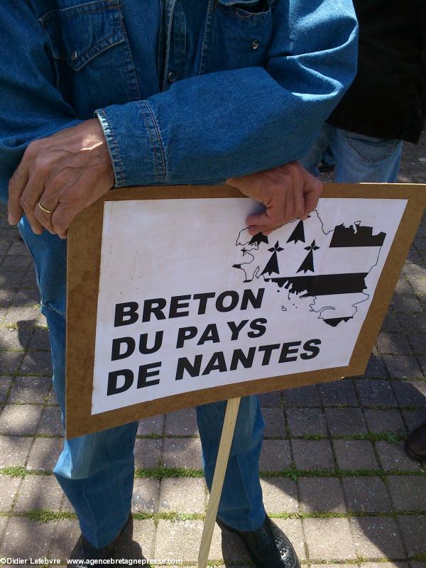 13 mai 2014 - Rassemblement devant le Conseil régional des PdL. 13 mai 2014 - Rassemblement devant le Conseil régional des PdL.