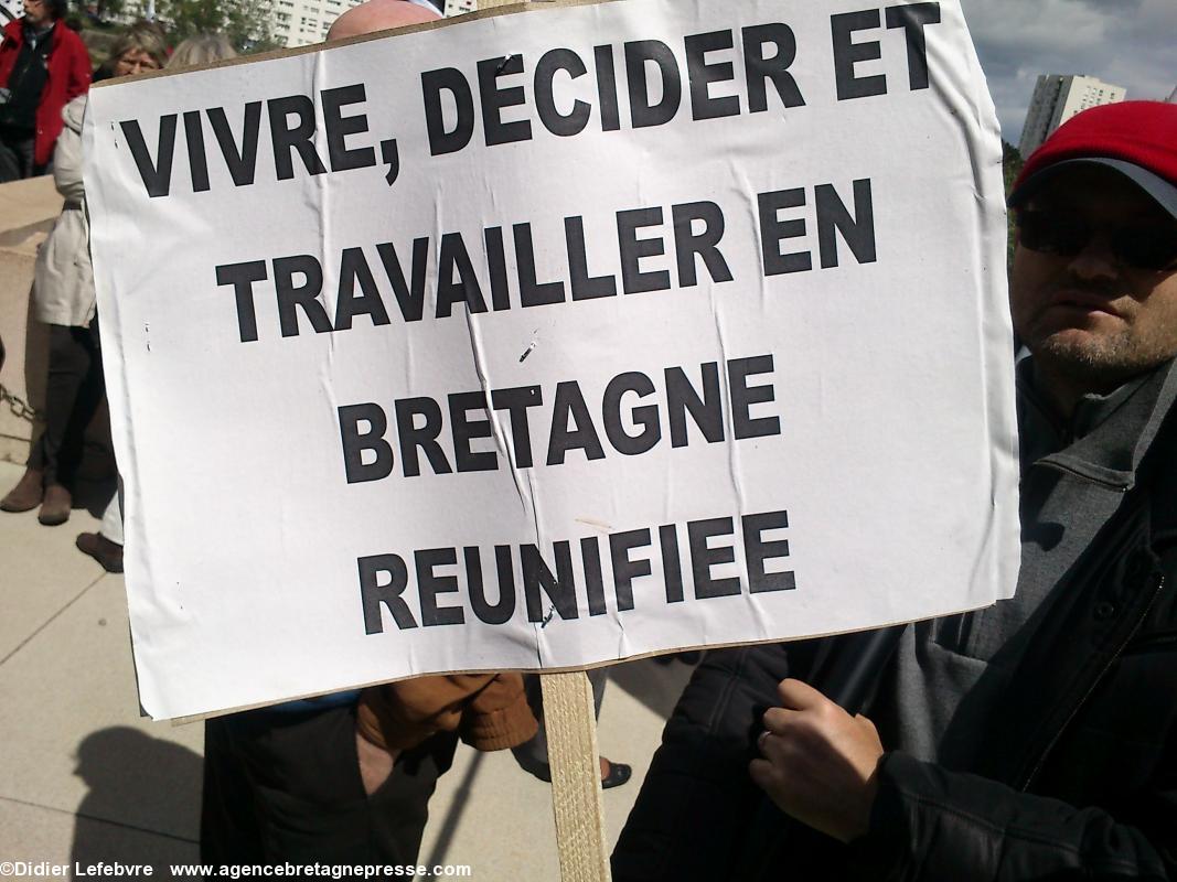 13 mai 2014 - Rassemblement devant le Conseil régional des PdL. 13 mai 2014 - Rassemblement devant le Conseil régional des PdL.