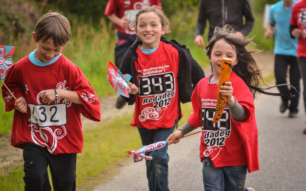 Redadeg Enfants brittophones portant le témoin à Brest en 2013