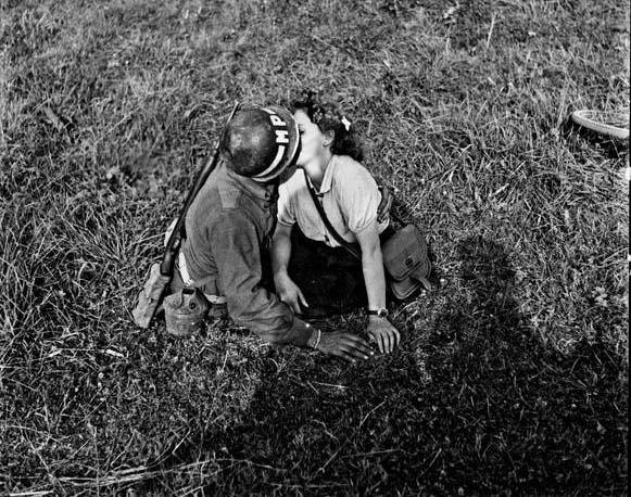 Une Bretonne embrasse chaudement un GI sur la route de Dole-de-Bretagne (collection John G Moriss)