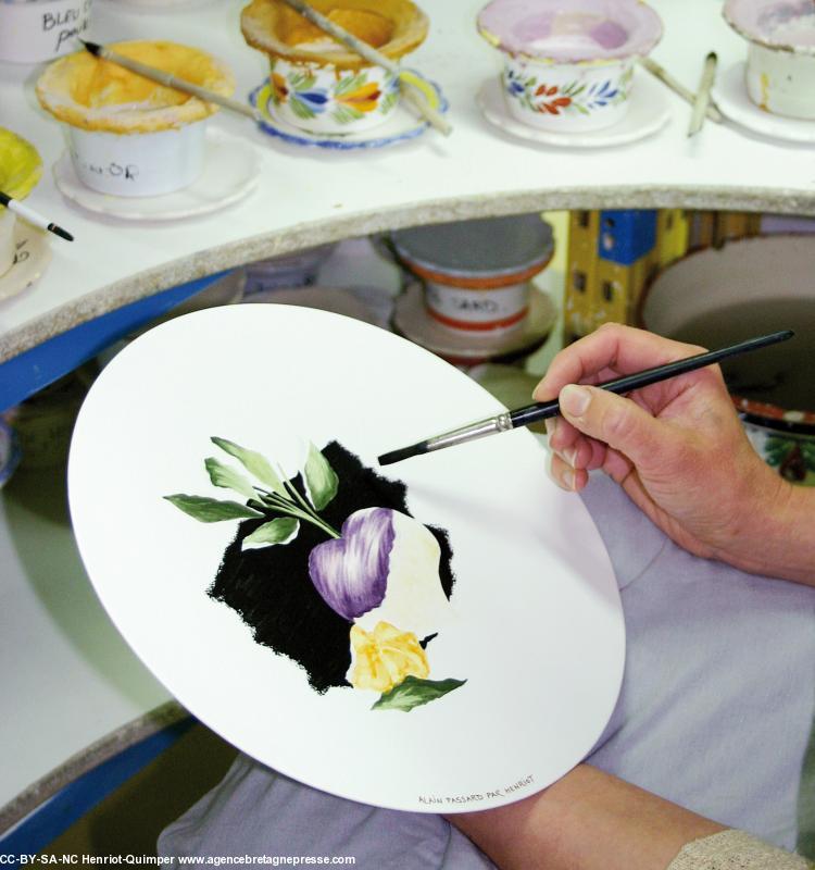 La décoration des assiettes Henriot par Alain Passard dans l'atelier de la Manufacture.