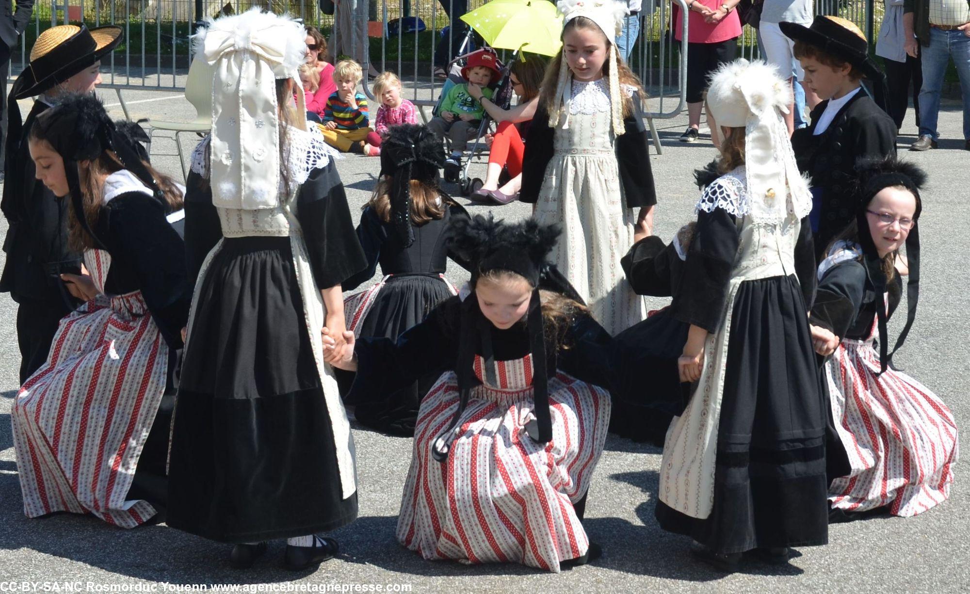 Les enfants de Châteaulin en action dans leur chorégraphie