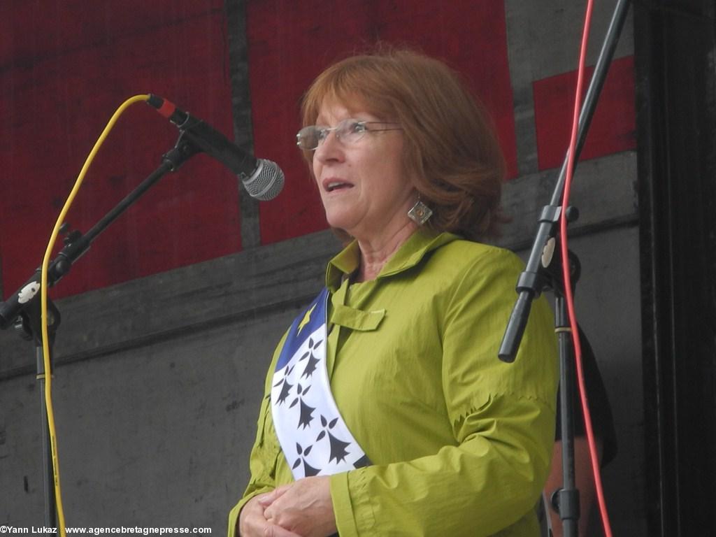 [Nantes, manifestation 28/06/2014] temps des prises de paroles. Lena Louarn, Vice-Présidente du Conseil Régional de Bretagne.