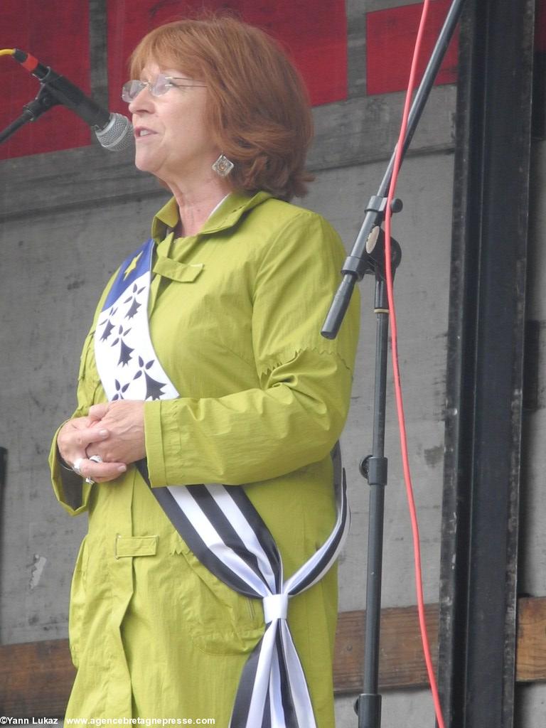 [Nantes, manifestation 28/06/2014] temps des prises de paroles. Lena Louarn, Vice-Présidente du Conseil Régional de Bretagne. Eil Presidantez Kuzul Rannvro Breizh.