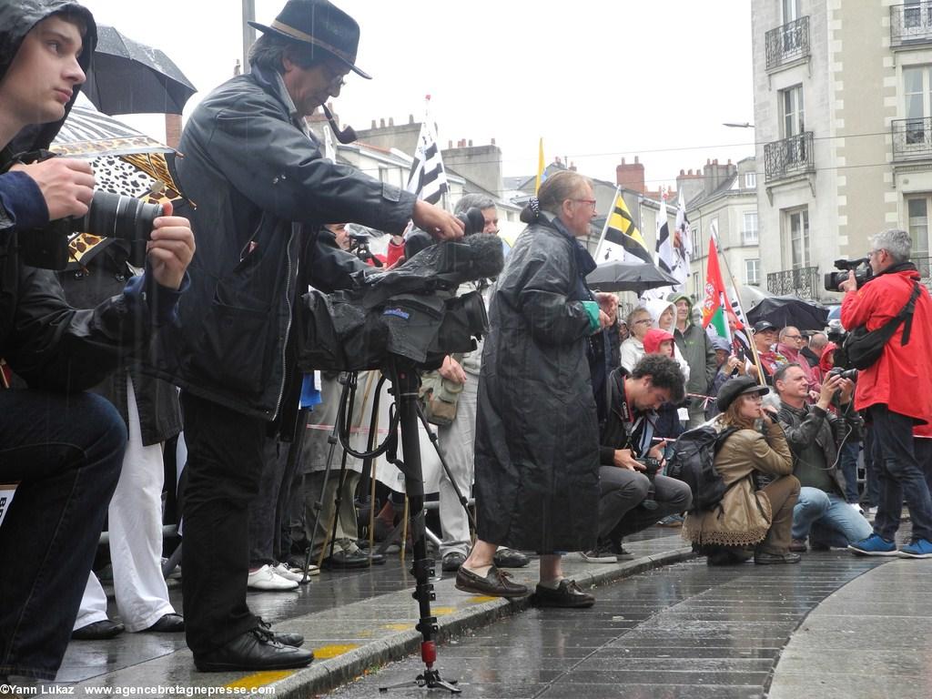 [Nantes, manifestation 28/06/2014] temps des prises de paroles. Les médias sont là.