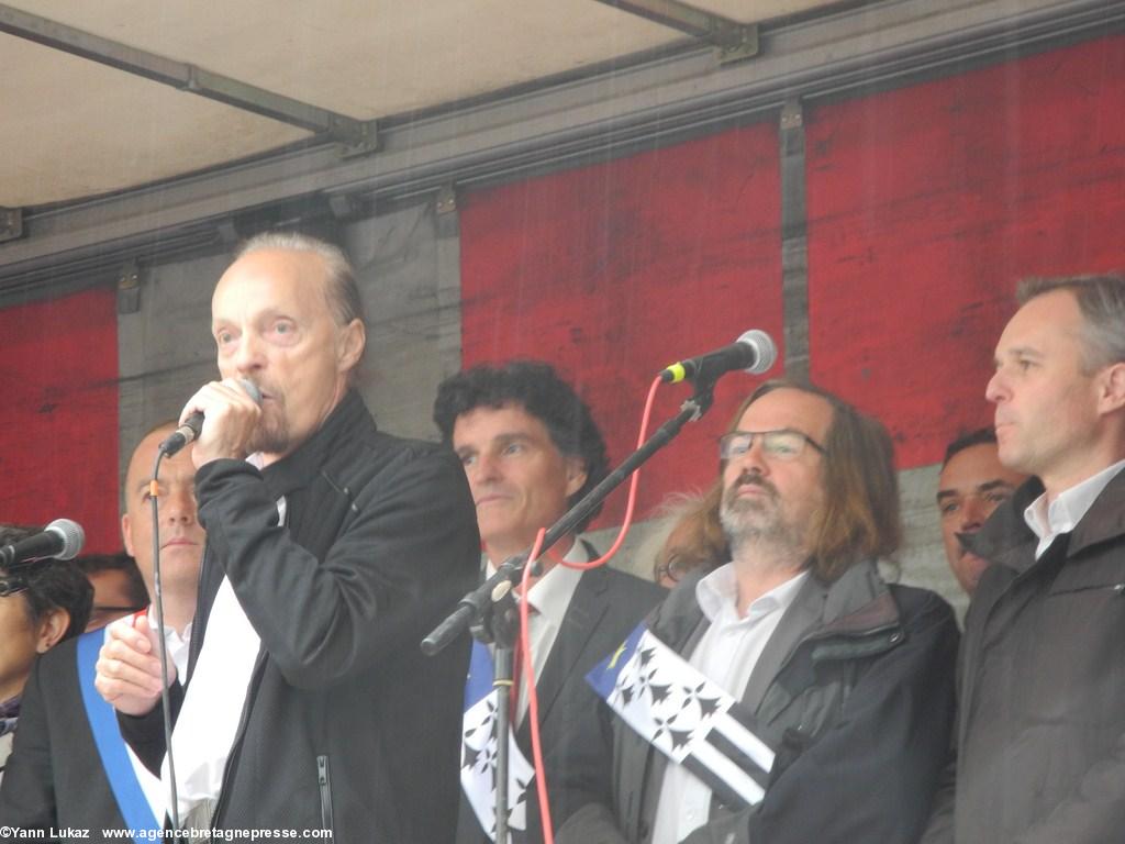 [Nantes, manifestation 28/06/2014]. Alan Stivell chante 
