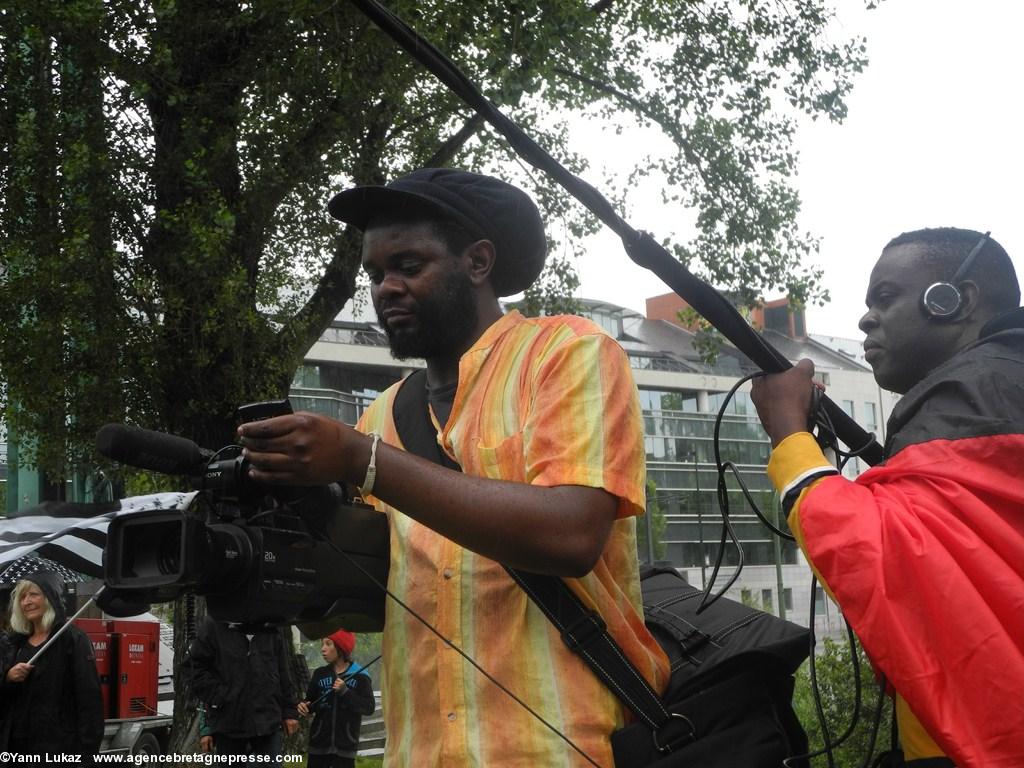 [Nantes, manifestation 28/06/2014]. Deux congolais au service d'un média africain.
