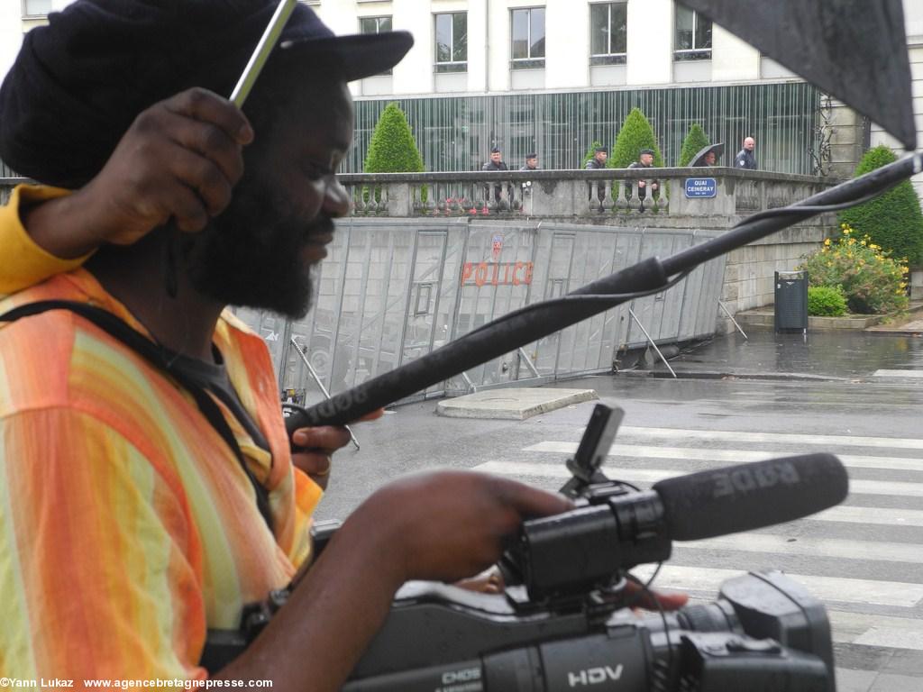 [Nantes, manifestation 28/06/2014]. Des journalistes observés de loin.