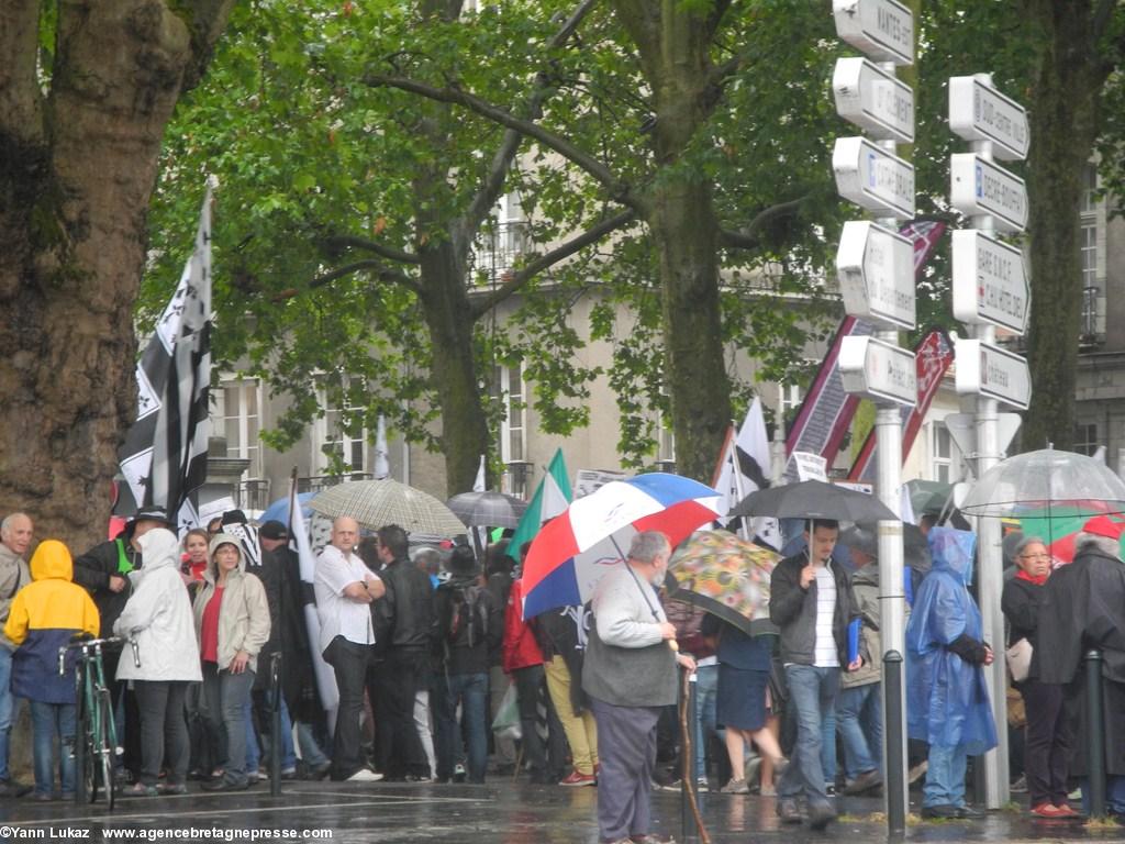 [Nantes, manifestation 28/06/2014]. La manifestation (environ 15.000 personnes) bouchonne et met du temps à s'engager dans les rues.